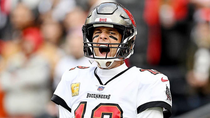 gettyimages-1444991763-tom-brady-bucs-qb-pregame-2022-1400.jpg