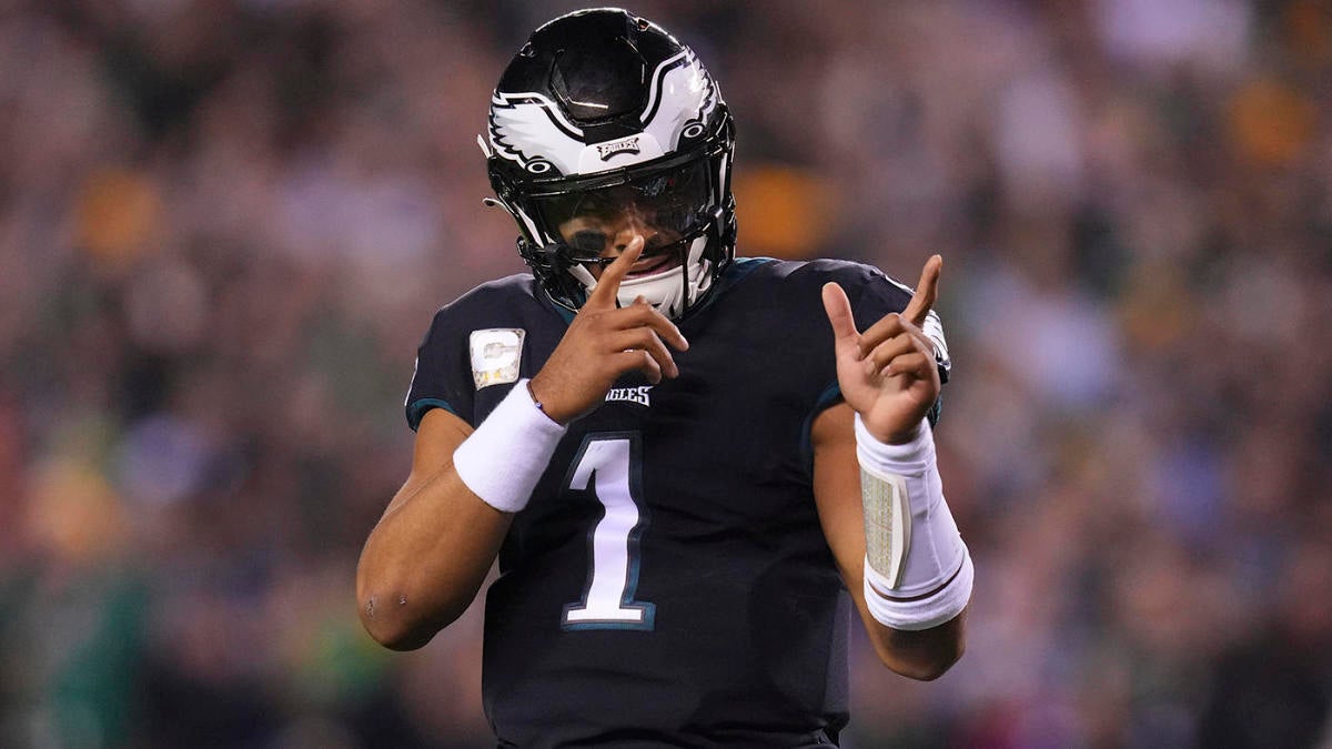 Jalen Hurts breaks Eagles record in win over Packers, Aaron Rodgers leaves  game with injury