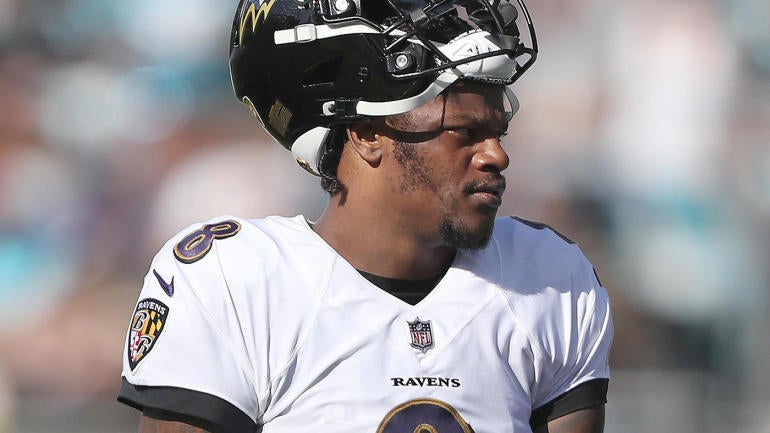 Lamar Jackson dengan kasar menanggapi di Twitter kepada penggemar NFL yang meminta Ravens untuk membiarkannya berjalan di akhir musim