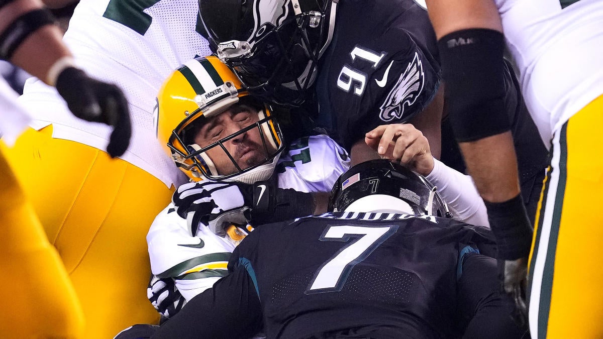 Aaron Rodgers injures ribs in Packers' loss to Eagles