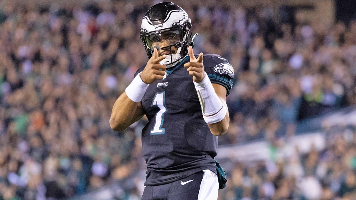 Jalen Hurts throws for TD, runs for another as Eagles thump Buccaneers  25-11 to remain unbeaten - WHYY