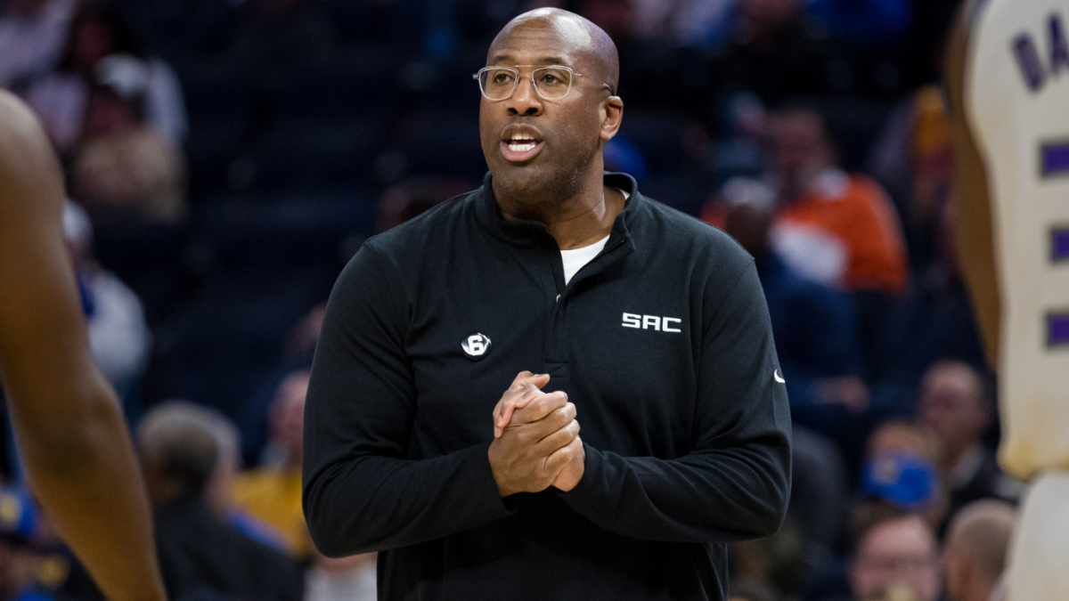 Kings' Mike Brown named 2023 NBA Coach of the Year - CBSSports.com