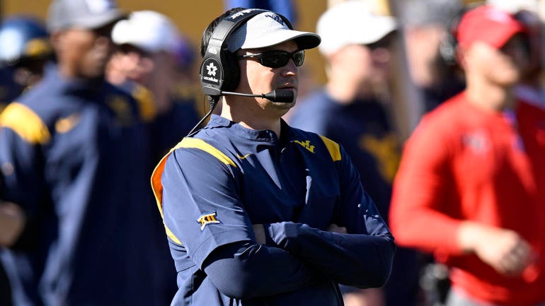 Pelatih Virginia Barat Neal Brown akan kembali untuk musim 2023 saat sekolah mempekerjakan direktur atletik baru