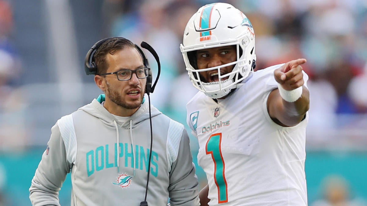 Head coach Mike McDaniel of the Miami Dolphins hugs head coach