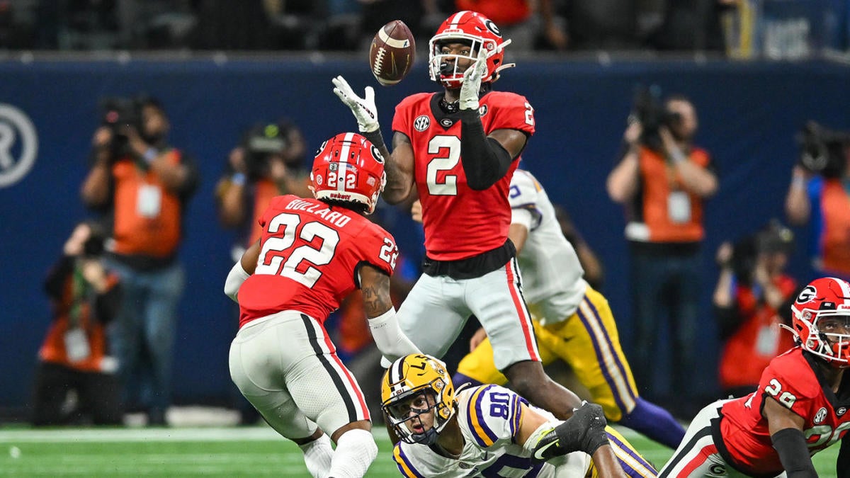 WATCH: Georgia intercepts pass that bounces off LSU player’s helmet in 2022 SEC Championship Game