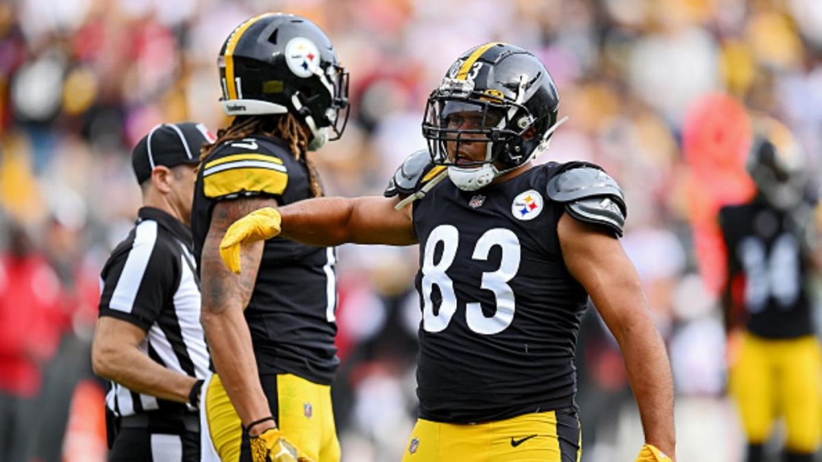 Pittsburgh Steelers tight end Connor Heyward (83) makes a catch during  practice at NFL football training camp in Latrobe, Pa., Monday, Aug. 15,  2022. (AP Photo/Keith Srakocic Stock Photo - Alamy