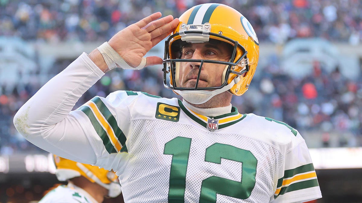 Aaron Rodgers salutes fans at Soldier Field after Packers seal comeback vs. Bears in Week 13