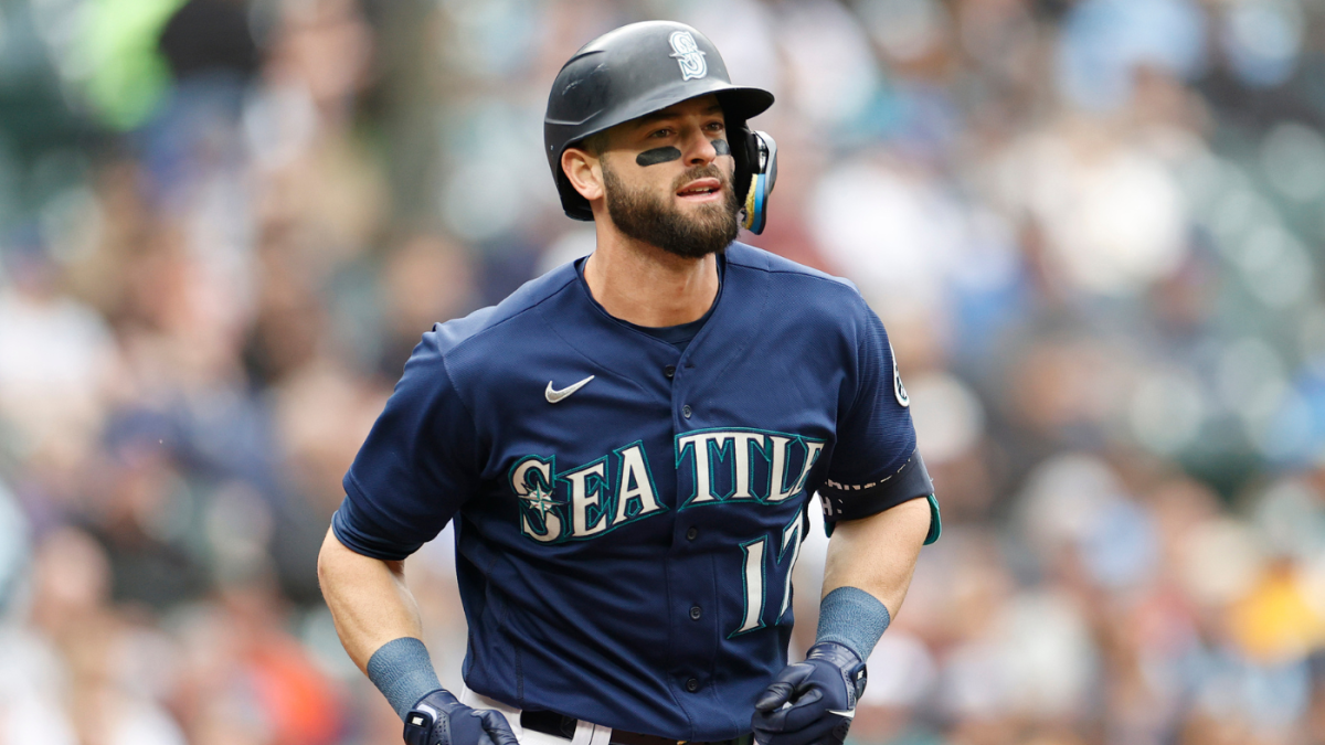 Giants sign outfielder Mitch Haniger to three-year pact