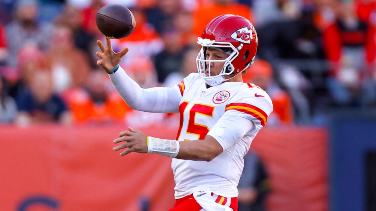 Field Pass: Chiefs vs Broncos, We're live on the field at Mile High,  bringing you pregame coverage as players warm up for #KCvsDEN at 7:15 CST  on ESPN.