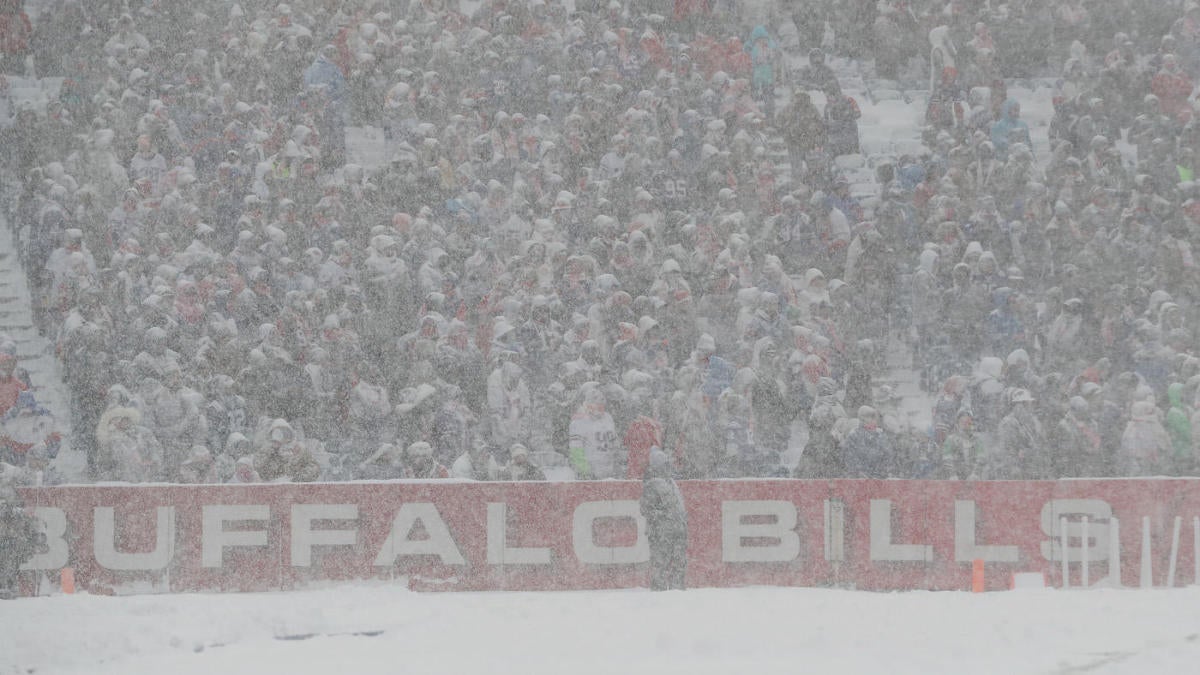 Bills vs. Dolphins weather: Miami arrives in snowy Orchard Park with trunks of gear for the cold per report – CBS Sports