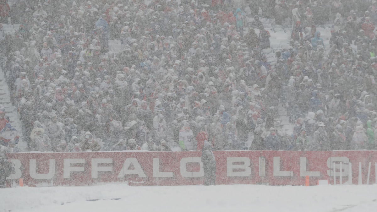 Bills vs. Dolphins weather: Miami arrives in snowy Orchard Park with trunks  of gear for the cold, per report 