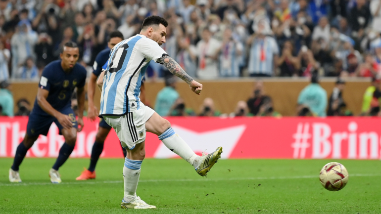 Gol Lionel Messi membuka skor Piala Dunia Argentina vs Prancis dari titik penalti