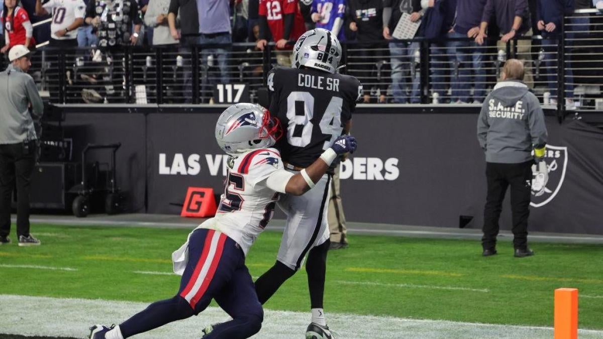 NFL VP of officiating explains why Raiders controversial TD catch didn't  get overturned against Patriots - CBSSports.com