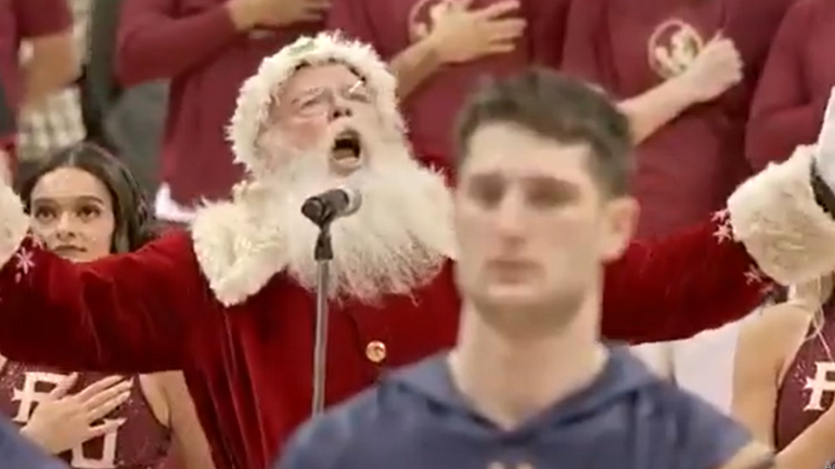 PERHATIKAN: Sinterklas merusak lagu kebangsaan sebelum pertandingan bola basket Notre Dame vs. Florida State