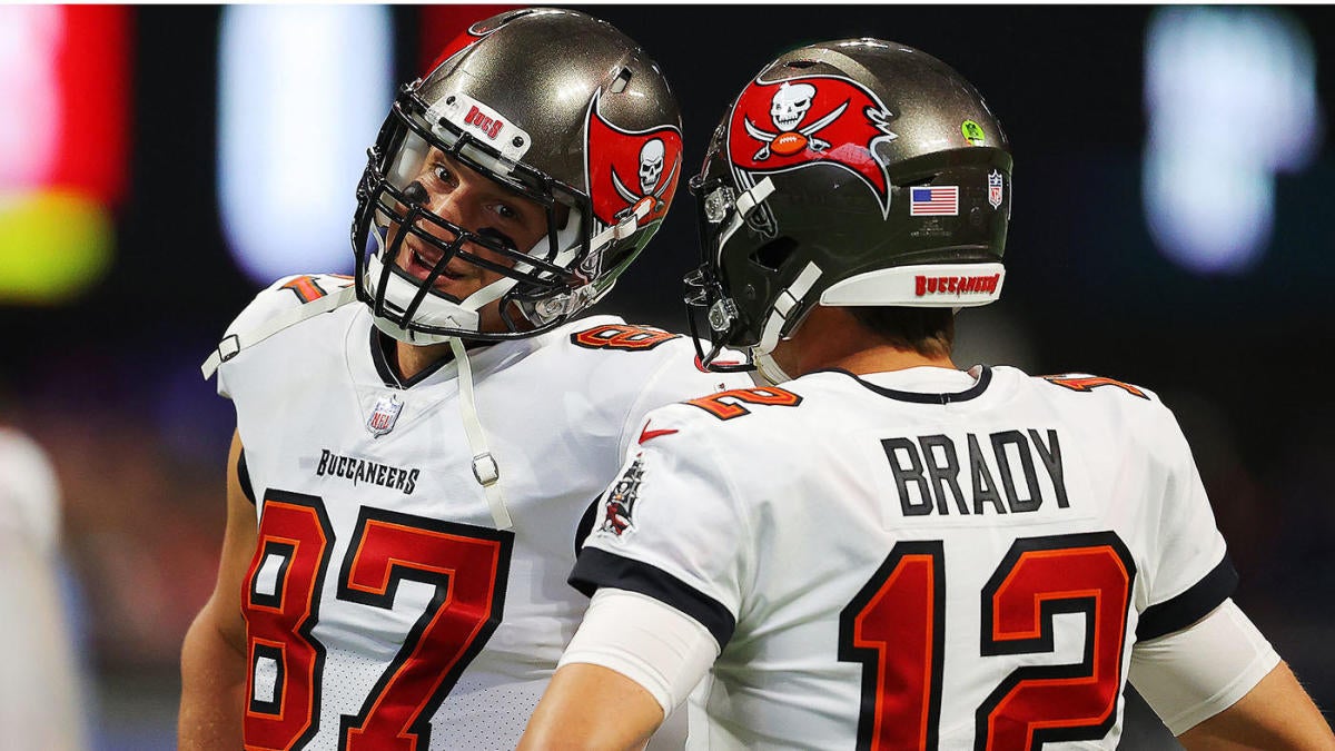 Despite Tom Brady struggles, Tampa Bay Buccaneers boost NFL playoff hopes  with festive win