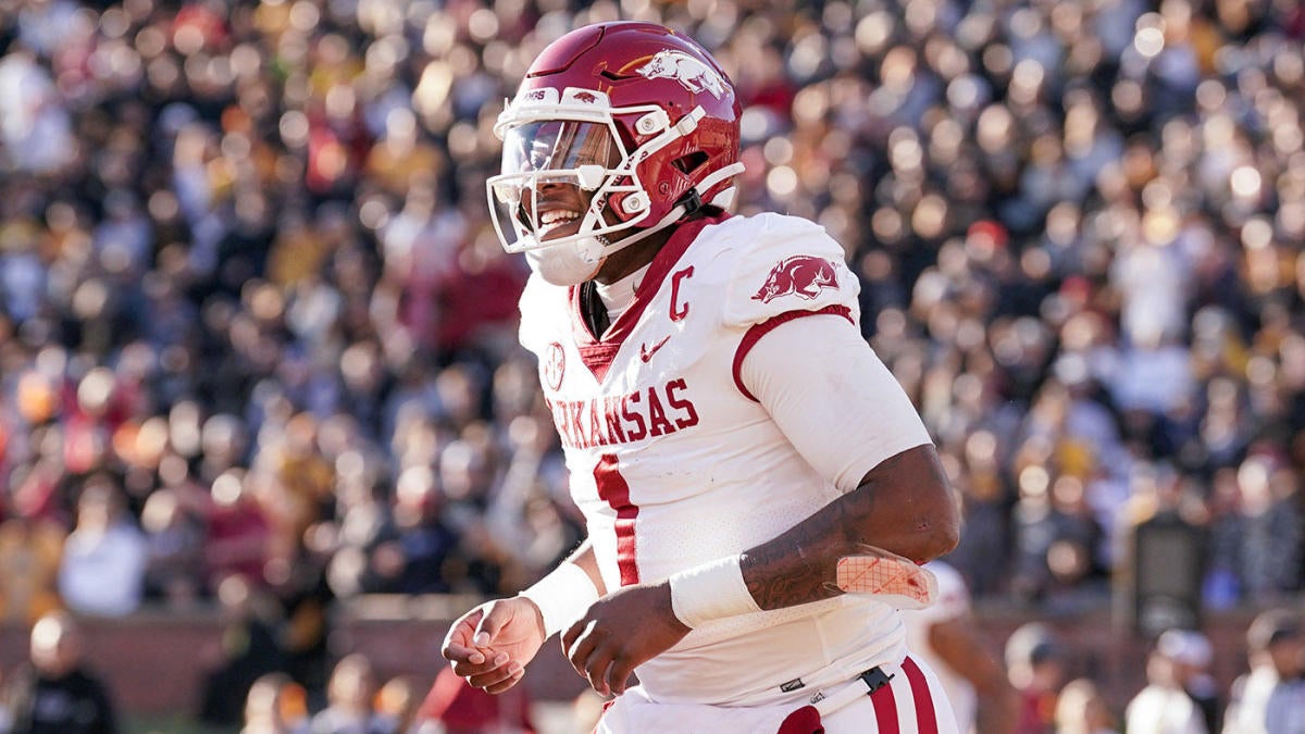 2022 Bowl Games schedule, college football scores, live updates today: Arkansas vs. Kansas in Liberty Bowl