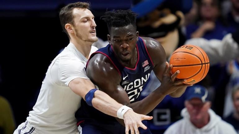 Peringkat bola basket perguruan tinggi: UConn tergelincir ke No. 5 setelah kekalahan pertama, Kentucky bertahan di Coaches Poll