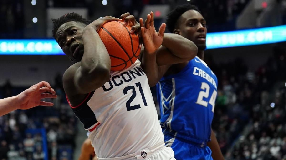 College basketball picks, schedule: Predictions for UConn vs. Creighton and more key Top 25 games Saturday