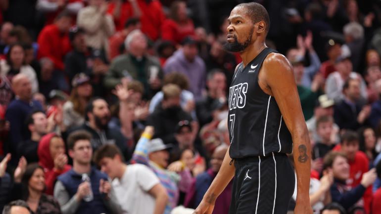 Pembaruan cedera Kevin Durant: Bintang Nets meninggalkan pertandingan vs. Heat dengan masalah lutut kanan;  MRI ditetapkan untuk hari Senin