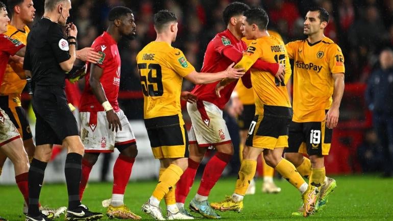 Nottingham Forest, Wolves hampir meledak saat tim dipisahkan setelah adu dramatis