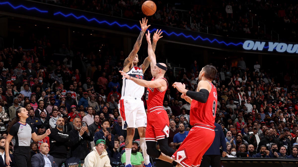 PERHATIKAN: Kyle Kuzma melepaskan lemparan tiga angka untuk mengakhiri comeback Wizards atas Bulls