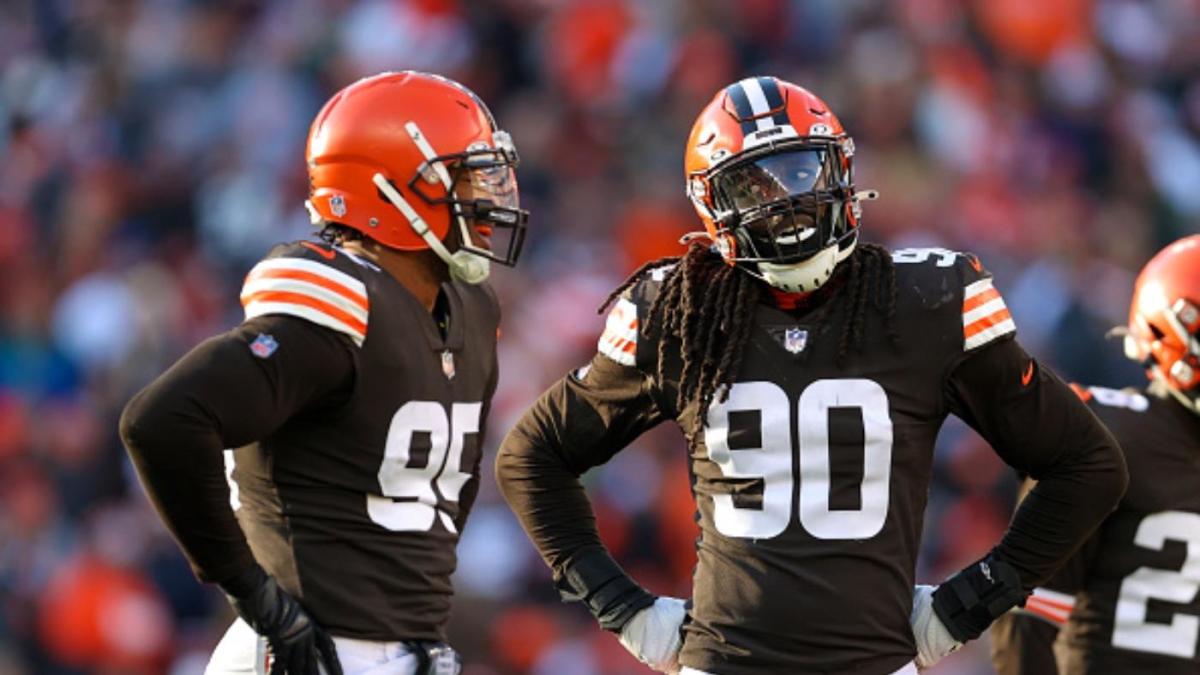 Browns' Jadeveon Clowney apologizes to Myles Garrett following last week's  locker room outburst 