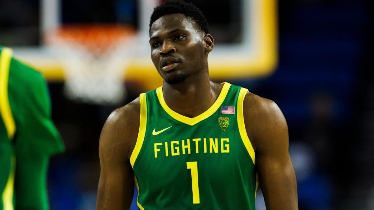 WATCH: Oregon’s N’Faly Dante posterizes Arizona’s Kerr Kriisa with thunderous dunk against No. 9 Wildcats