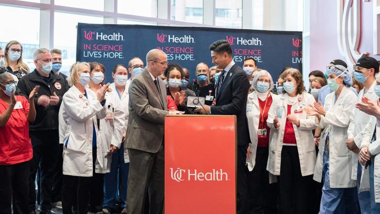 Penyedia layanan kesehatan Universitas Cincinnati menerima kunci kota untuk perawatan mereka terhadap Bills ‘Damar Hamlin