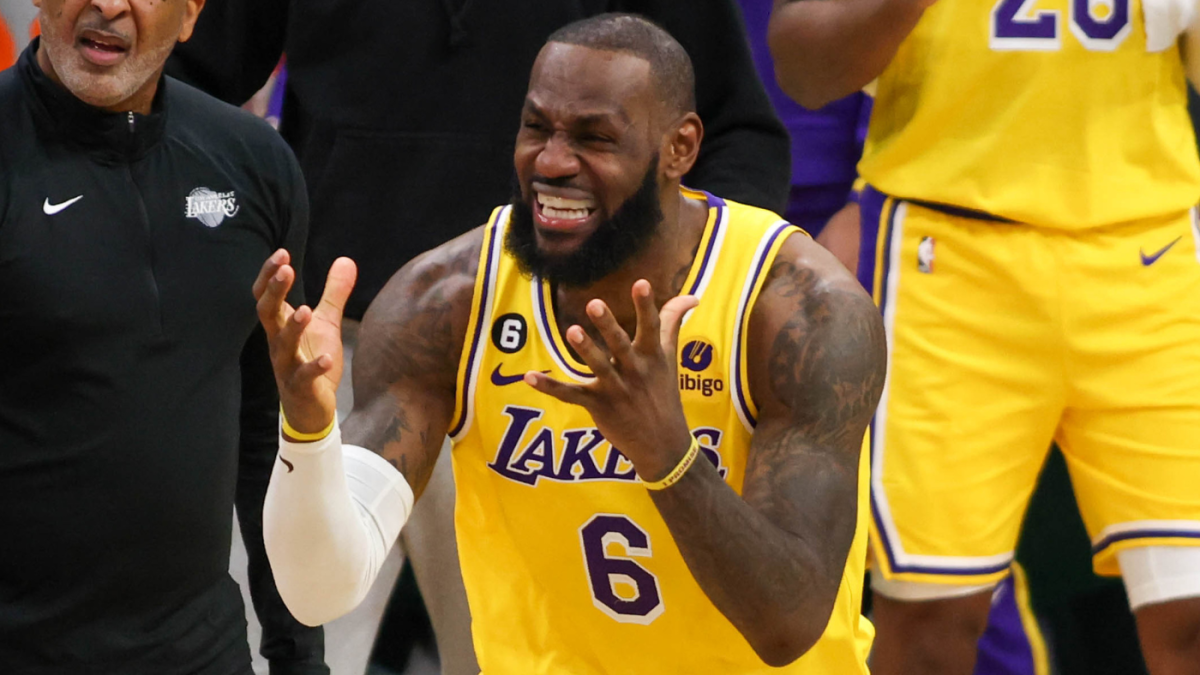 Lakers, oszołomiony LeBron po tym, jak nie otrzymał gwizdka zmieniającego grę przeciwko Celtics.  Sędziowie potwierdzają wyskakujące okienko