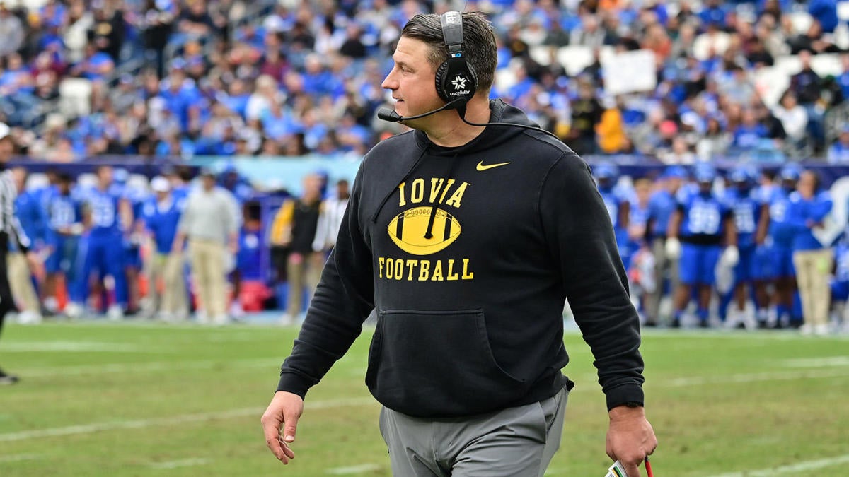 Iowa offensive coordinator Brian Ferentz signs revised contract with pay  cut, scoring incentives - CBSSports.com