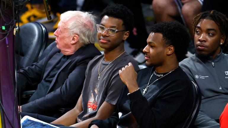 LeBron James dan putra Bronny berbagi momen kenabian dalam perjalanan untuk mencetak rekor: ‘Silakan dan dapatkan’ LeBron James dan putra Bronny berbagi momen kenabian dalam perjalanan untuk mencetak rekor: ‘Silakan dan dapatkan’