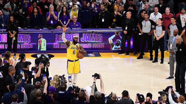 Oklahoma City Thunder v Los Angeles Lakers