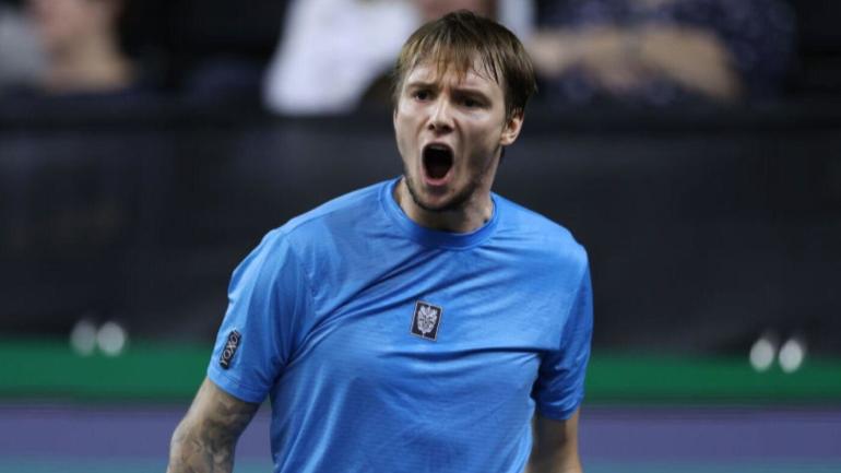 PERHATIKAN: Alexander Bublik menghancurkan tiga raket tenis dalam kehancuran epik di Open Sud de France PERHATIKAN: Alexander Bublik menghancurkan tiga raket tenis dalam kehancuran epik di Open Sud de France