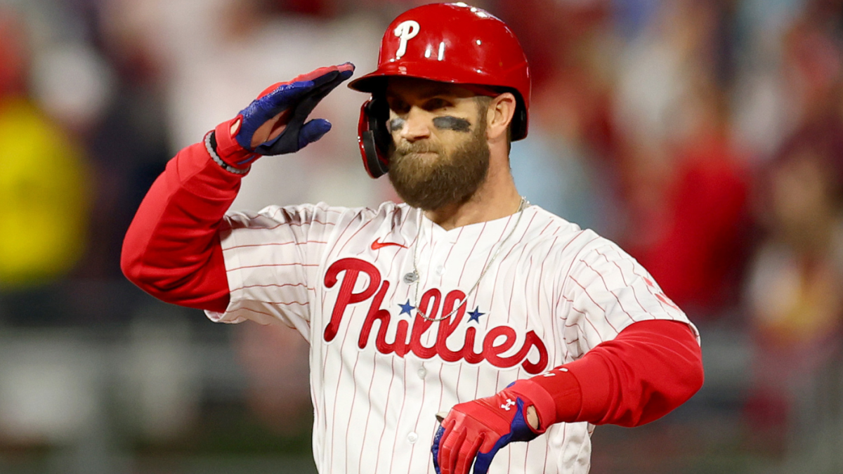 Phillies star Bryce Harper signs, gives away his own shoe to fan at airport  