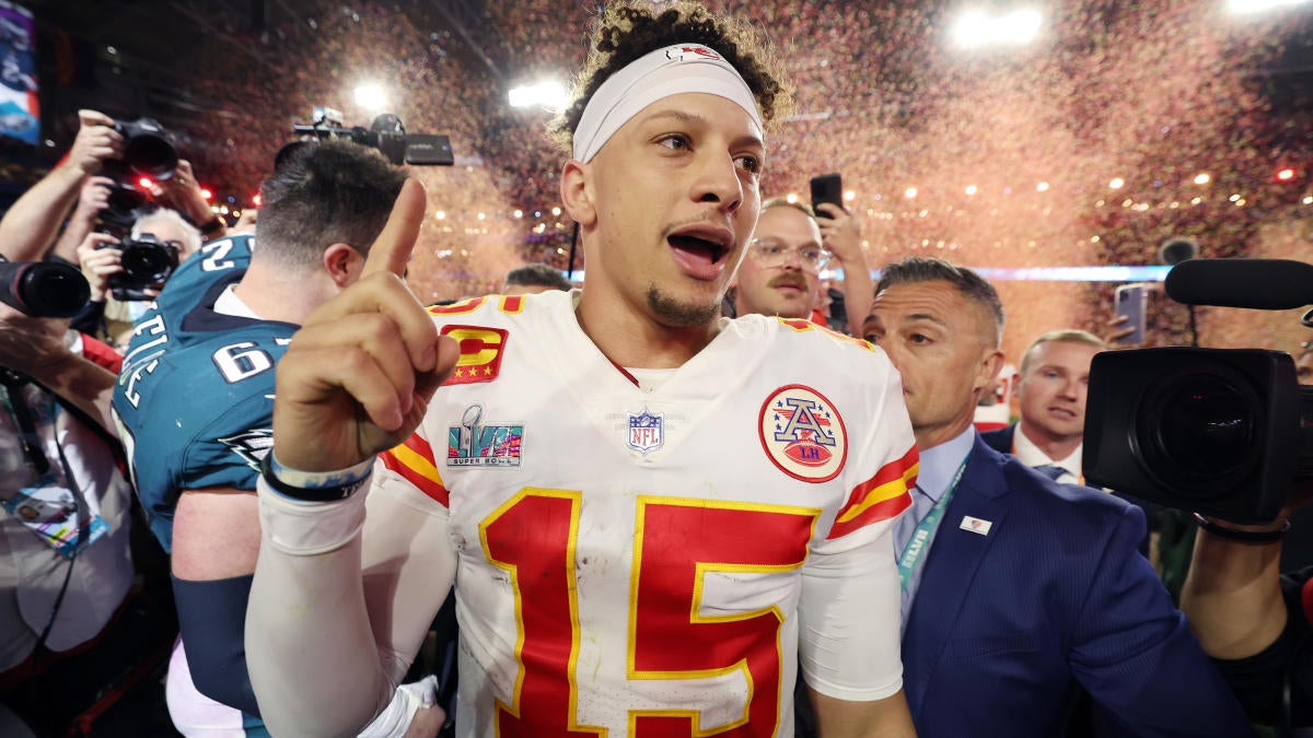 Super Bowl 2023: Patrick Mahomes Chiefs outmanned Eagles defense when it mattered the most – CBS Sports