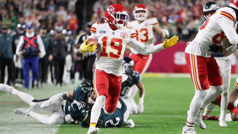 Kadarius Toney dari Chiefs membuat rekor Super Bowl untuk pengembalian punt terlama pada permainan liar yang hampir berakhir dengan TD