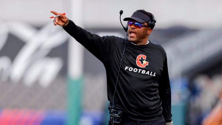 Maryland mempekerjakan Kevin Sumlin sebagai pelatih ketat: Terrapins mendaratkan mantan pelatih Houston, Texas A&M, dan Arizona Maryland mempekerjakan Kevin Sumlin sebagai pelatih ketat: Terrapins mendaratkan mantan pelatih Houston, Texas A&M, dan Arizona