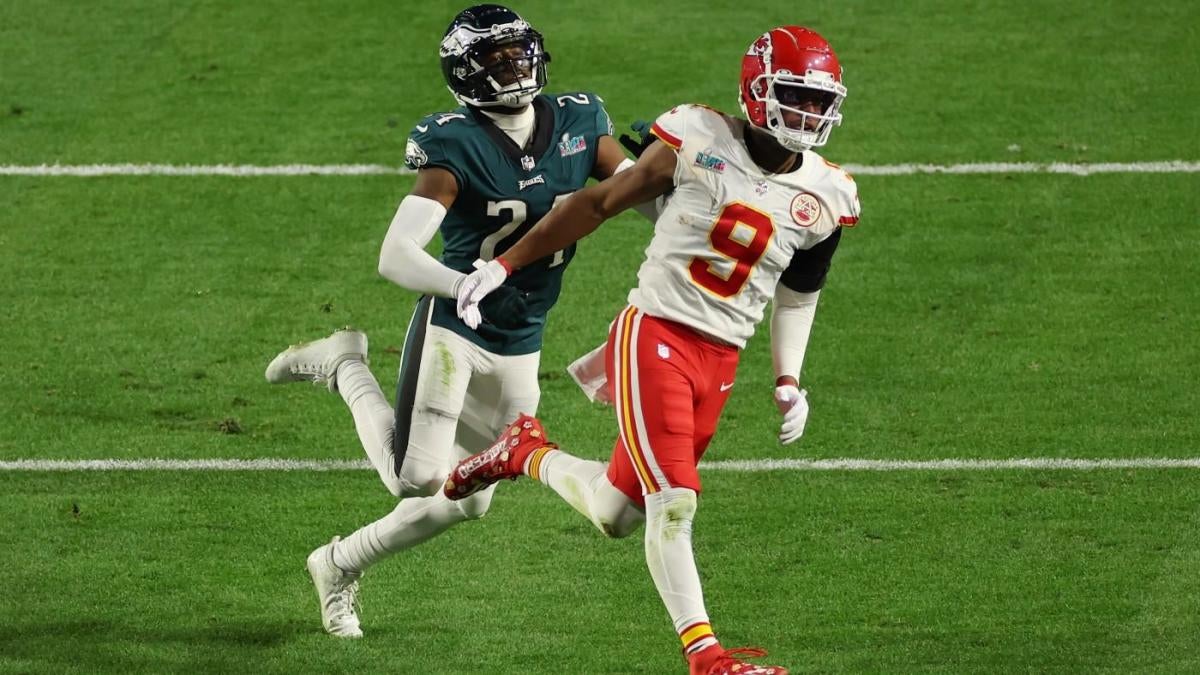 Eagles' A.J. Brown, Chiefs' JuJu Smith-Schuster resume social