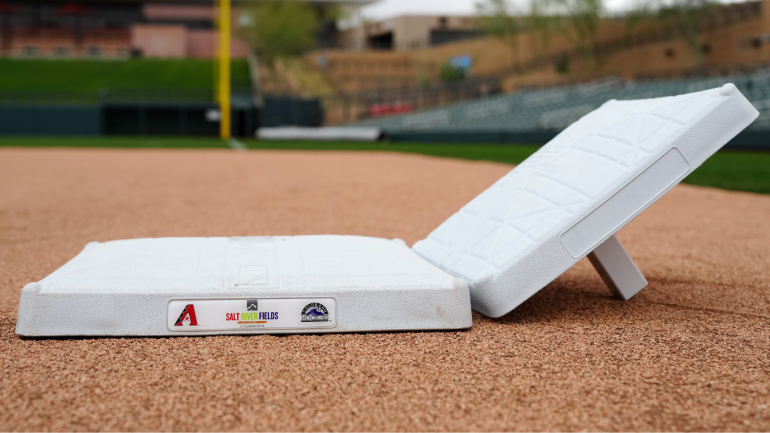 MLB memamerkan basis baru yang lebih besar;  Manajer Red Sox Alex Cora mengatakan mereka ‘terlihat seperti kotak pizza’