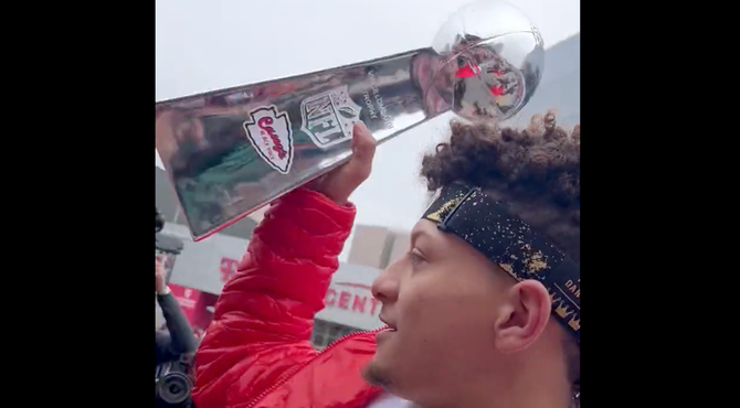 patrick-mahomes-lombardi-trophy.png