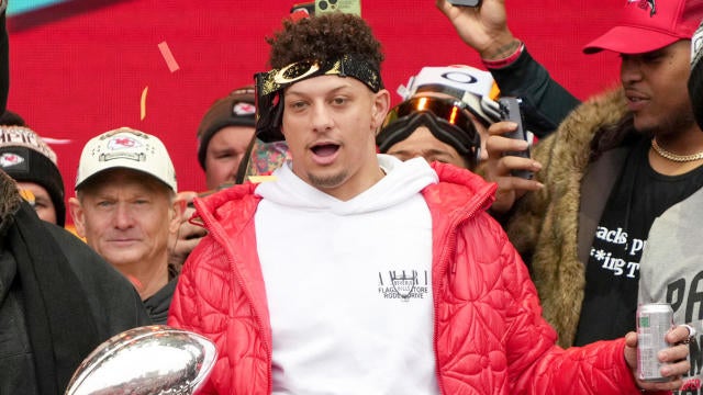 Chiefs Mahomes, Kelce address fans after Super Bowl parade