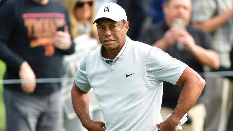 PERHATIKAN: Tiger Woods menjatuhkan tembakan tee ke jaket penggemar selama putaran ketiga di Genesis Invitational 2023
