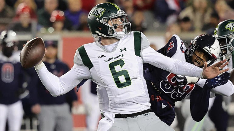 Mantan pick putaran pertama NFL Paxton Lynch duduk di debut XFL-nya setelah intersepsi yang mahal