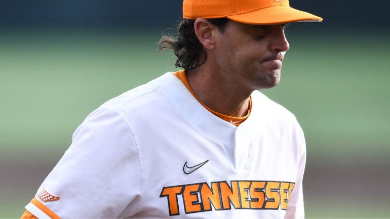 Pelatih bisbol kepala Tennessee Tony Vitello diskors karena ‘pelanggaran’ NCAA