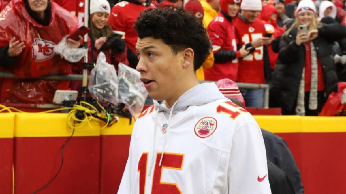 Patrick Mahomes shoots down rumor about banning fiancée, brother