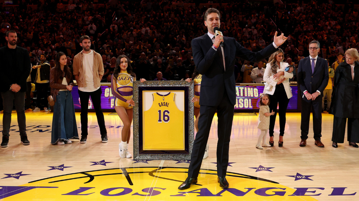 Pau Gasol Tears Up as Lakers Retire His Jersey Next to Kobe Bryant's