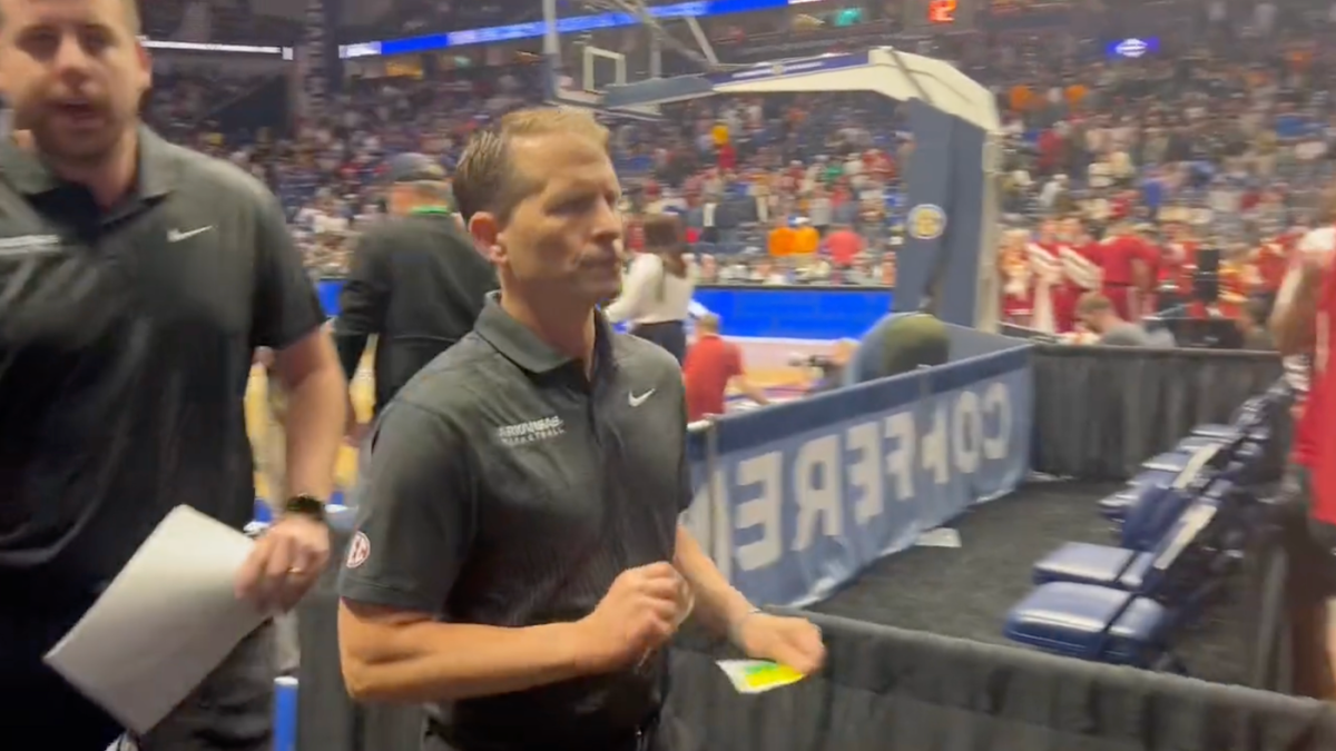WATCH: Arkansas basketball staffer appears to slam photographer's phone to  ground after loss in SEC Tournament 