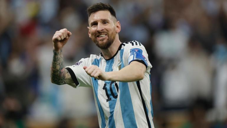 PERHATIKAN: Lionel Messi dikerumuni oleh fans Argentina saat berada di restoran Buenos Aires untuk makan malam