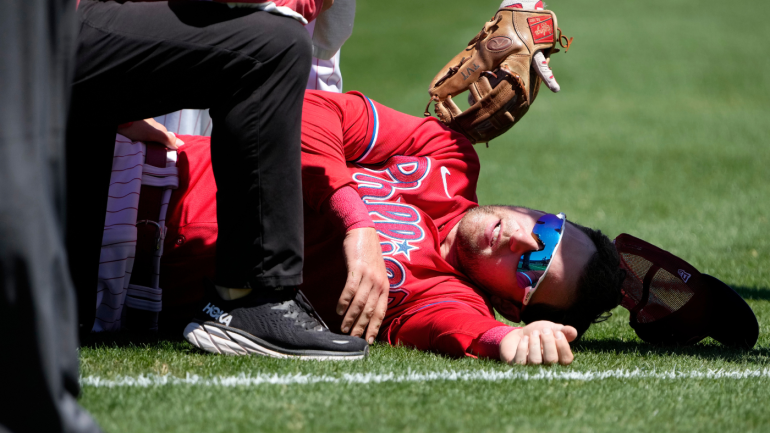 Cedera Rhys Hoskins: Phillies baseman pertama merobek ACL di lutut kirinya selama latihan musim semi, untuk menjalani operasi