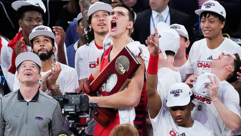 usatsi-20319979-vladislav-goldin-fau-wins-2023-ncaa-east-region-trophy-1400.jpg